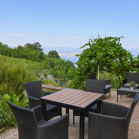 בית נופש Lily-dog Friendly, Private Jaccuzzi&spa,shared Infinity Pool, Sea View Dobreć